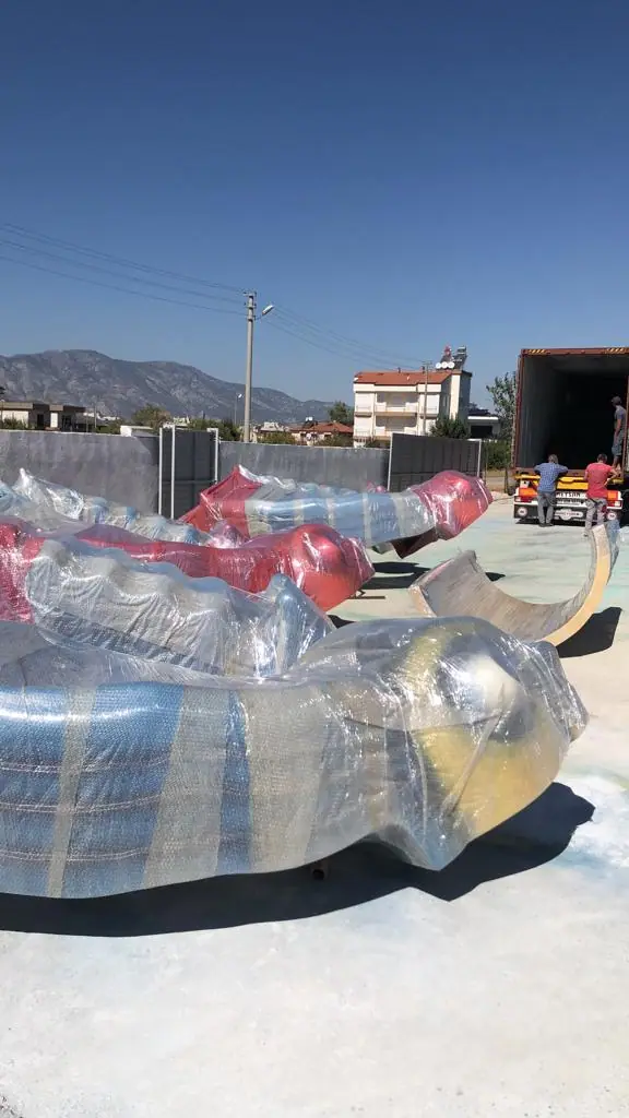 Baloncuklu naylon ve streçle sarılmış kaydırak gövdeleri, arkada yükleme yapılan tır