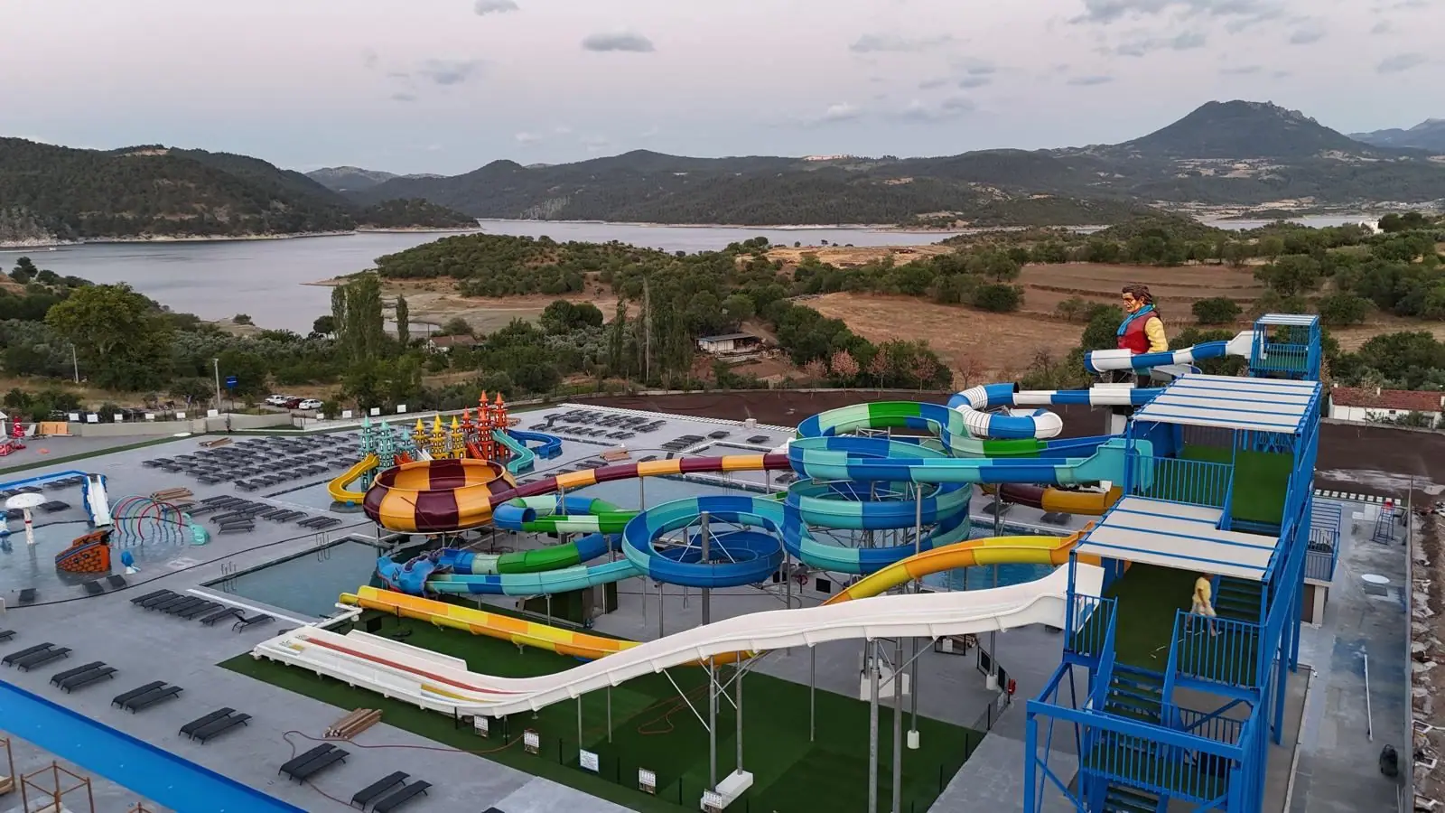 Balıkesir'de tamamlanan aquaparkın gün batımında havadan görünümü