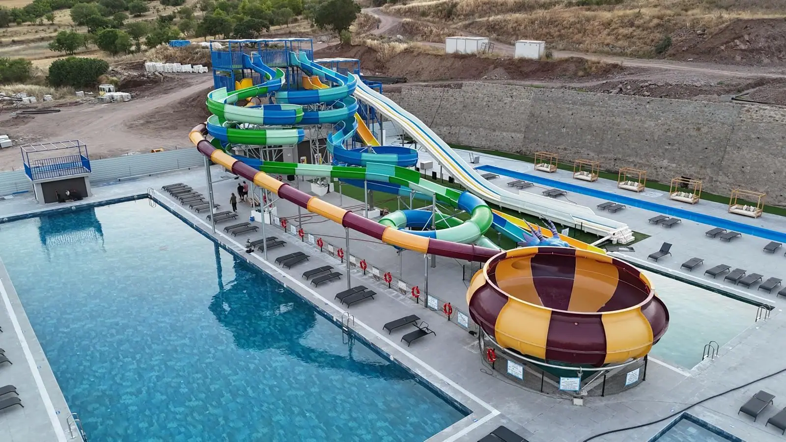 Balıkesir Termal Otel aquaparkı: havuz boyunca uzanan kaydırak hatları ve kâse