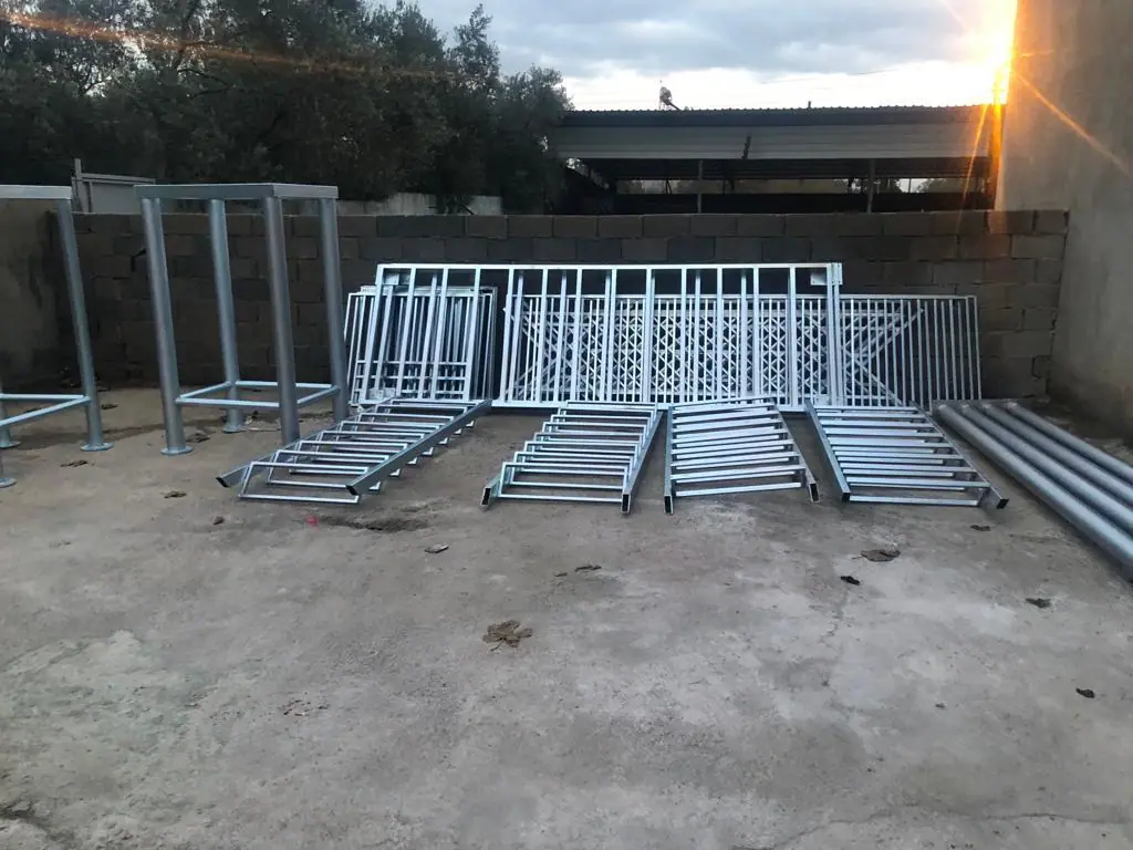 Sıfır üretilip galvanizlenmiş çelik kule, platform ve merdiven parçaları sevkiyat öncesi