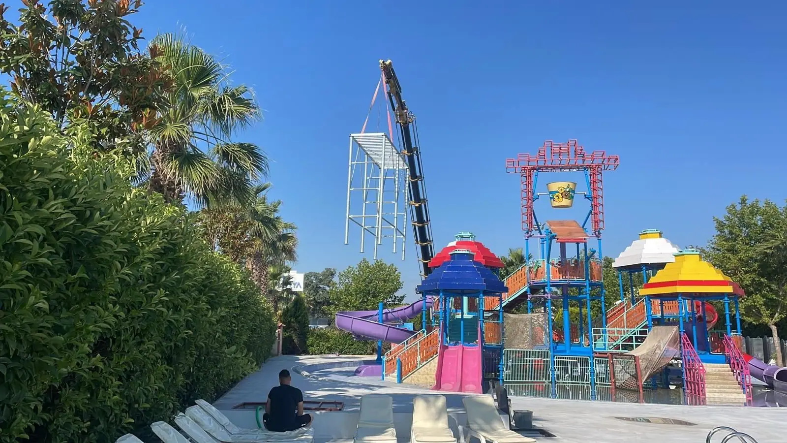 Vinçle yerine kaldırılan aquatower kulesi ve yanında tamamlanmış çocuk oyun grubu